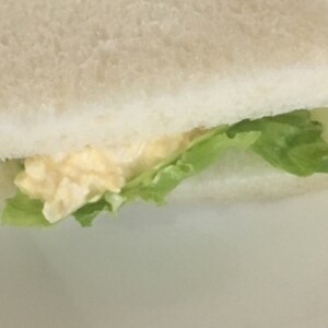 卵とレタスのサンドイッチ